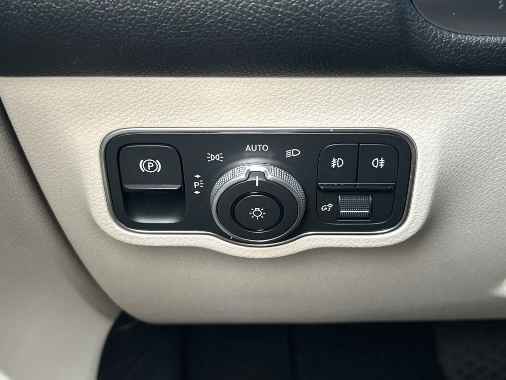 Used 2025 Mercedes-Benz GLB 250 4MATIC image 17