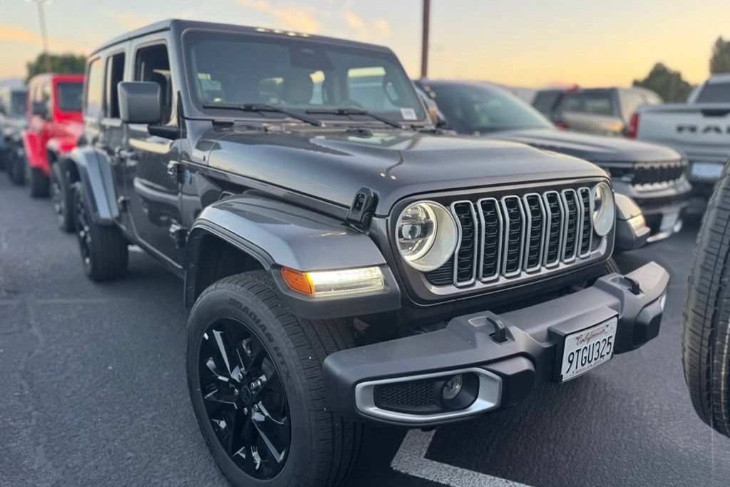 Used 2025 Jeep Wrangler Unlimited Sahara w/ Safety Group AWD/4WD image 8