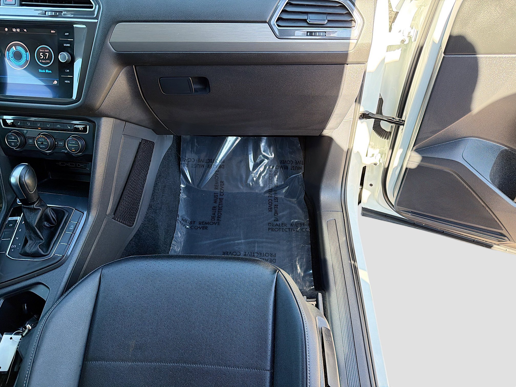 Used 2020 Volkswagen Tiguan SE image 17