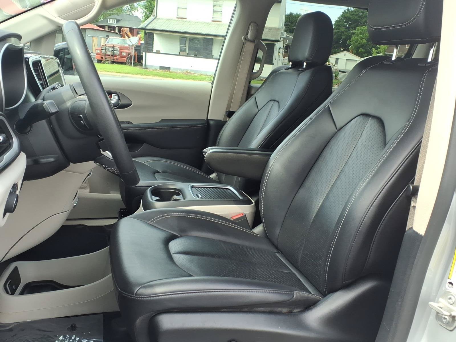 Used 2024 Chrysler Pacifica Touring-L FWD image 19