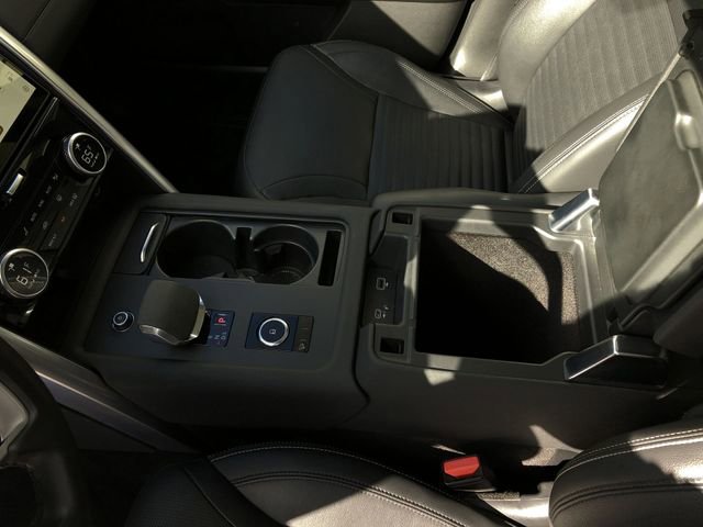 Used 2024 Land Rover Discovery S image 13