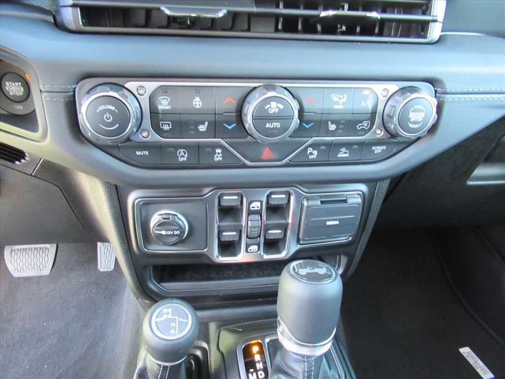 New 2026 Jeep Wrangler Unlimited Sahara w/ Whitecap Package AWD/4WD image 25