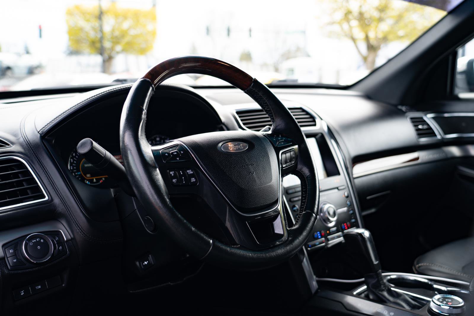 Used 2019 Ford Explorer Platinum AWD/4WD image 12