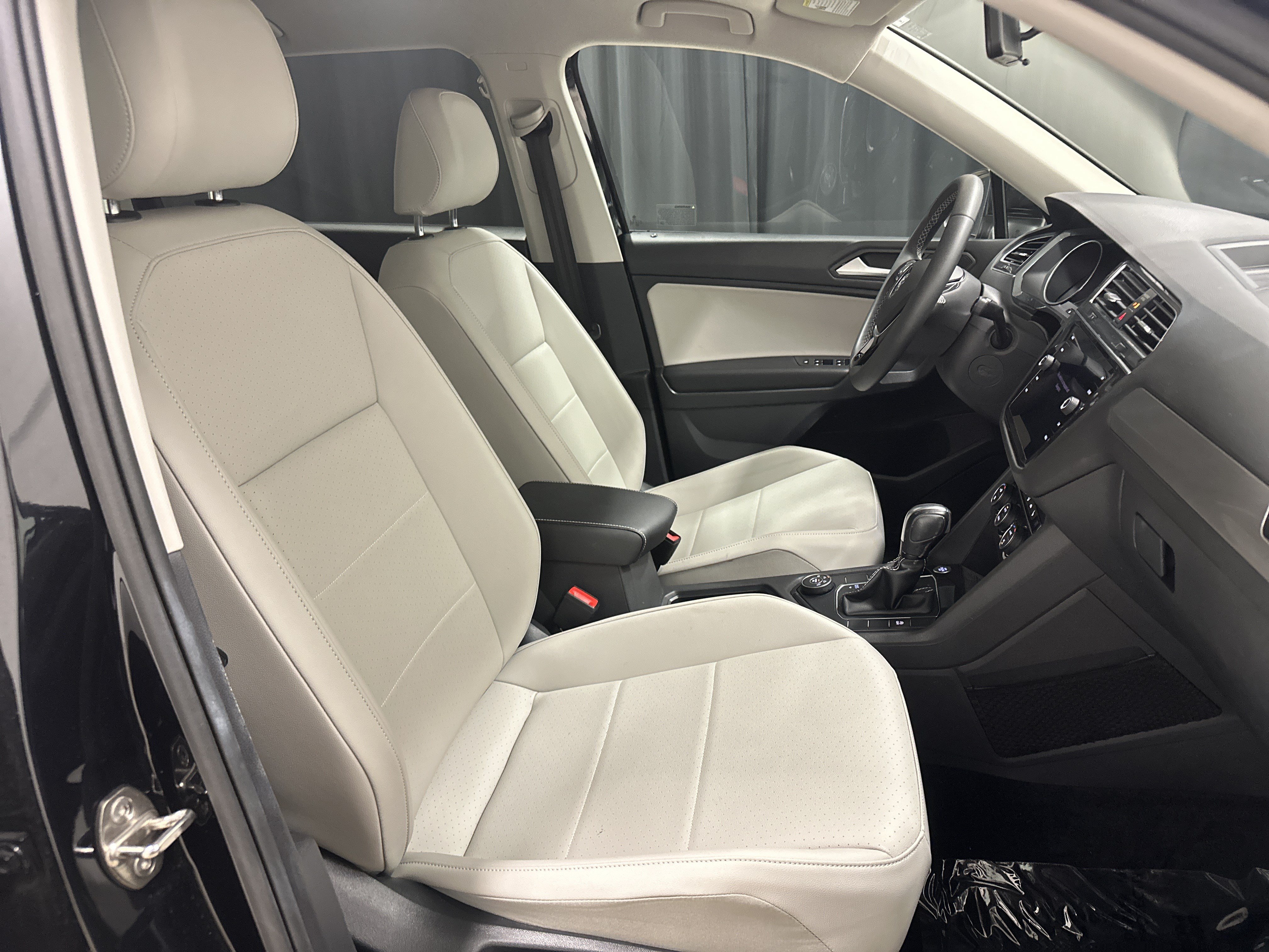 Used 2021 Volkswagen Tiguan SE AWD/4WD image 34