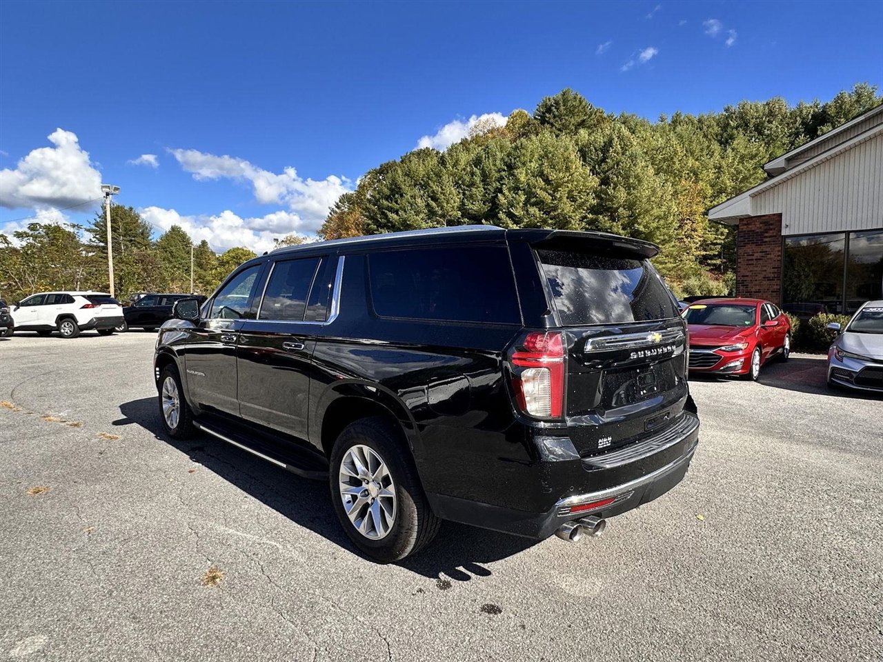 Used 2021 Chevrolet Suburban Premier w/ Premium Package image 7