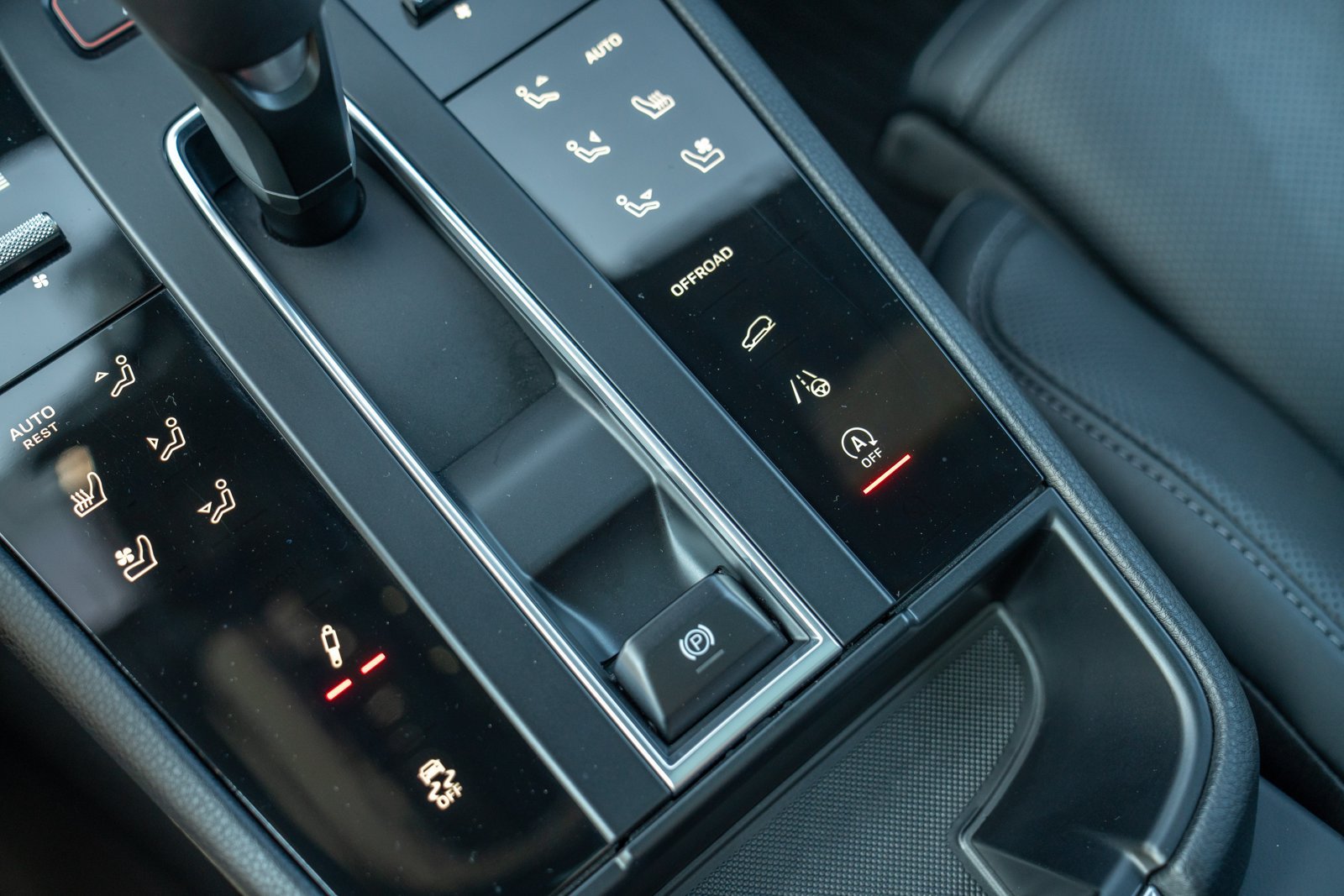 Certified 2026 Porsche Macan Turbo AWD/4WD image 20