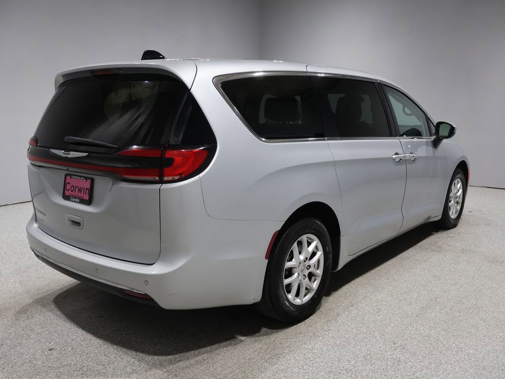 Used 2023 Chrysler Pacifica Touring-L image 2