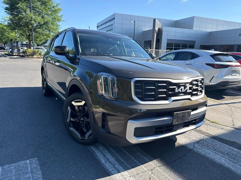 Used 2023 Kia Telluride S AWD/4WD image 1
