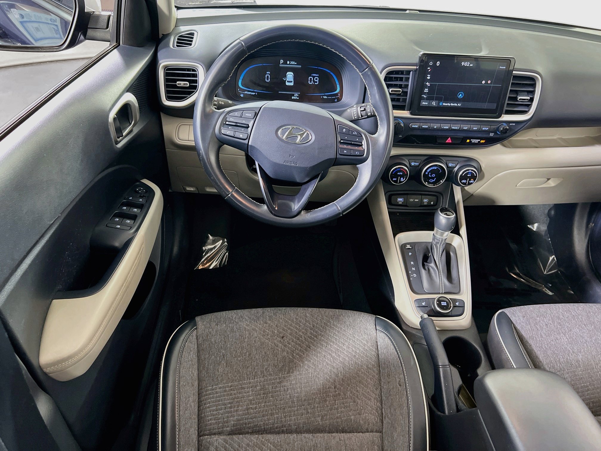 Used 2023 Hyundai Venue Limited FWD image 22