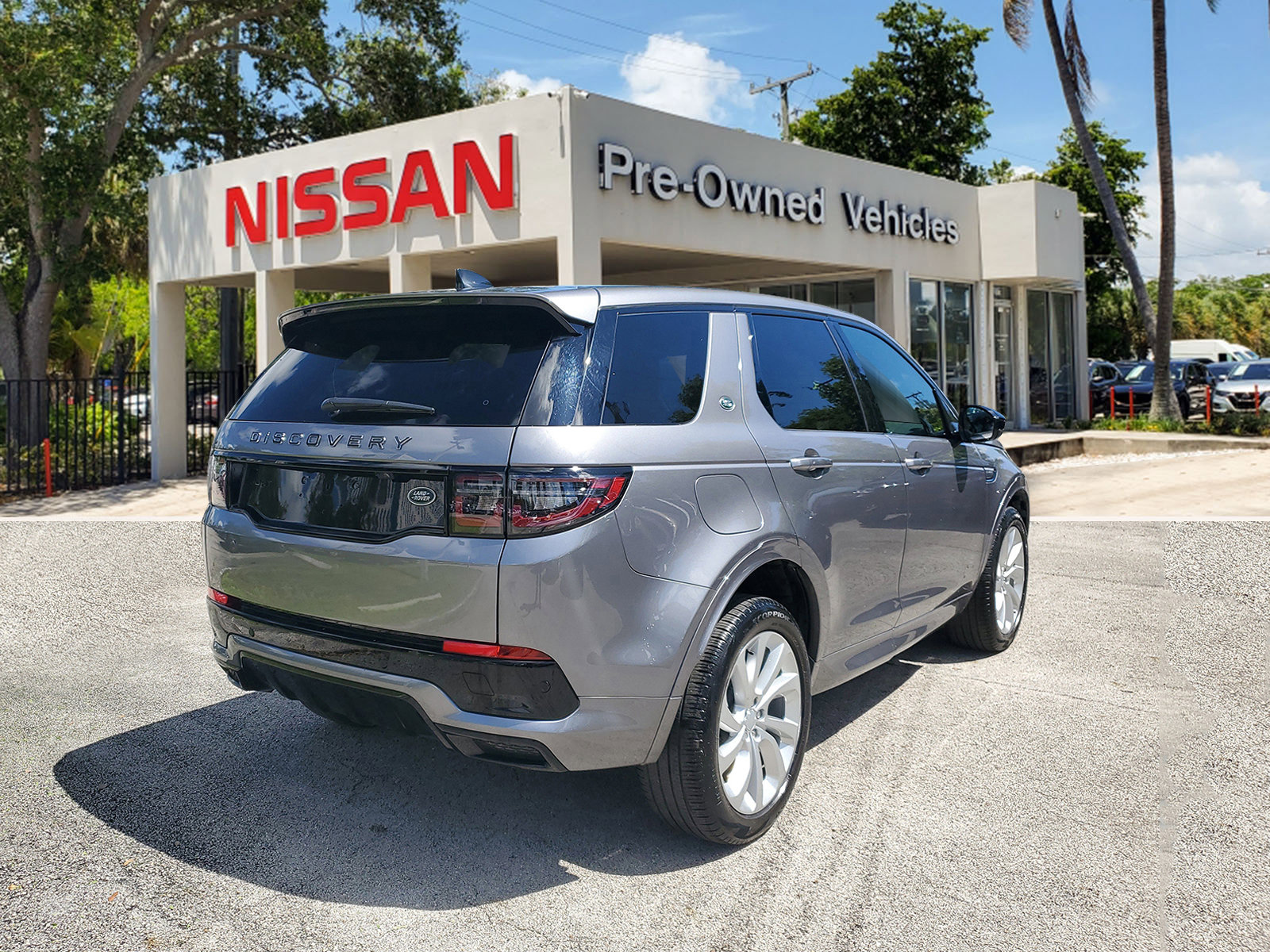 Used 2023 Land Rover Discovery Sport SE R-Dynamic image 4