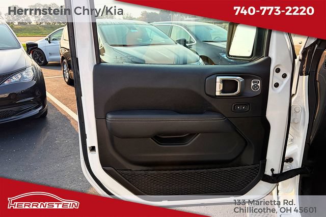 Used 2022 Jeep Wrangler Unlimited Sahara w/ LED Lighting Group AWD/4WD image 13