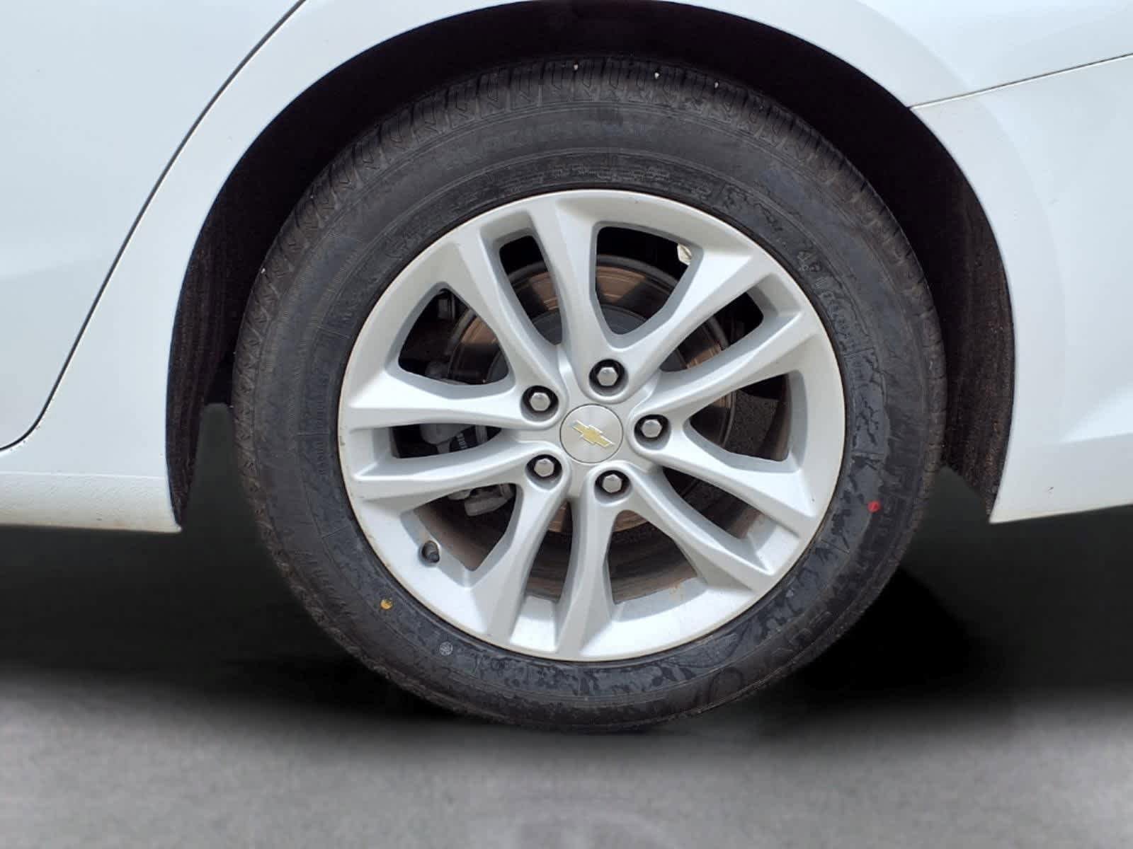 Used 2017 Chevrolet Malibu LT FWD image 3