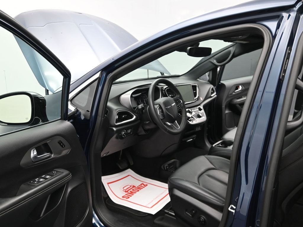Used 2025 Chrysler Pacifica Select image 13
