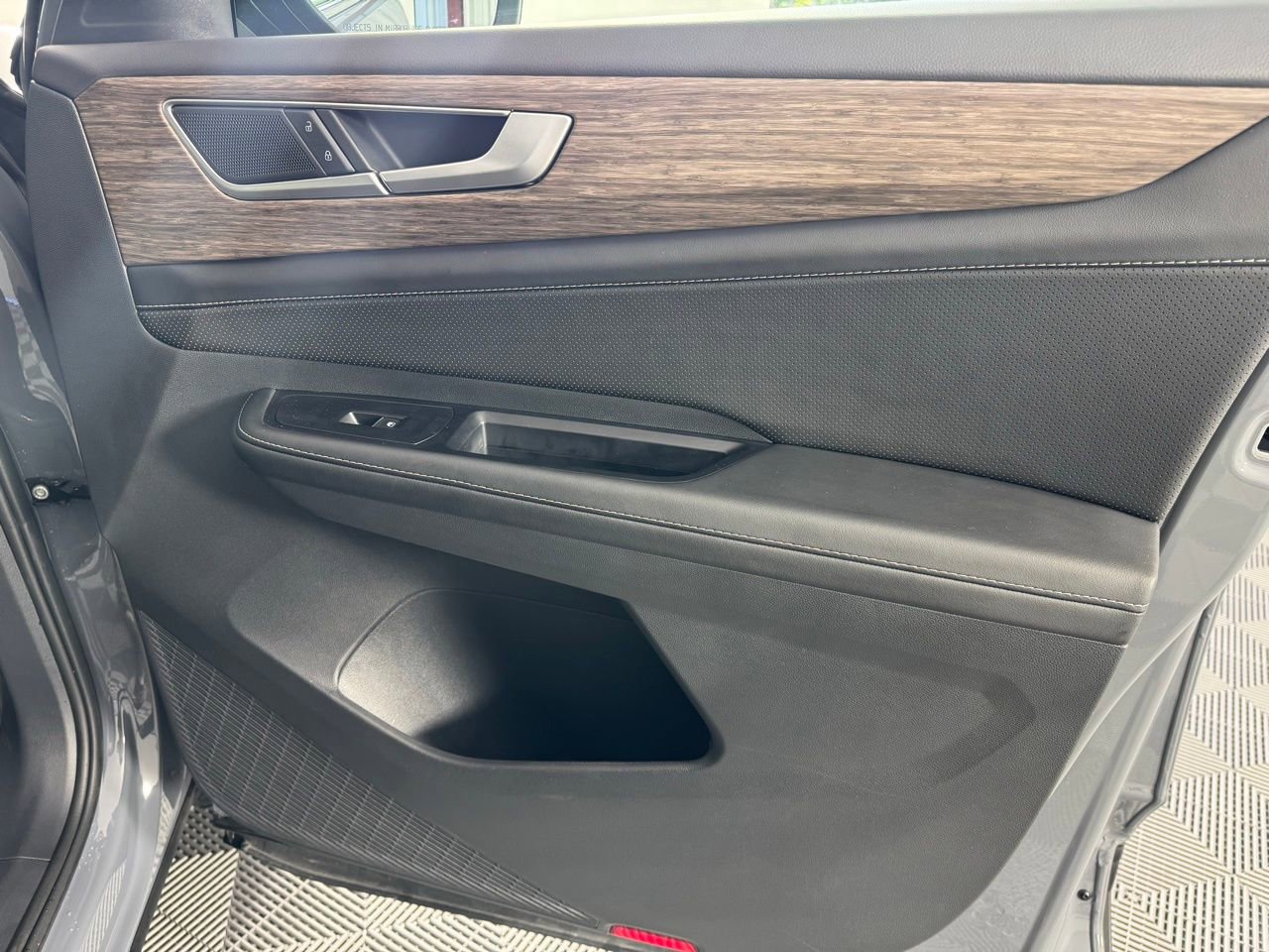 Used 2025 Volkswagen Atlas SEL image 35