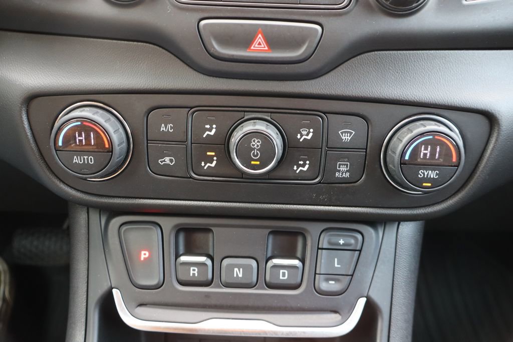 Used 2021 GMC Terrain SLT w/ LPO, Dark Accent Package image 13