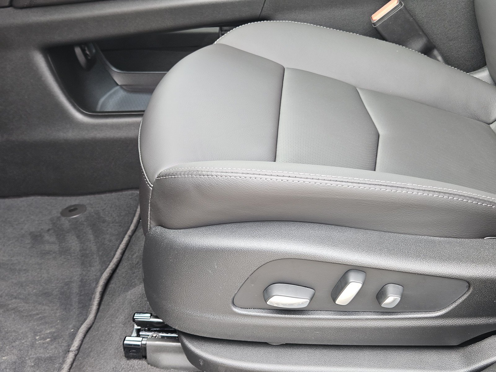 New 2026 Cadillac XT5 Premium Luxury w/ Driver Assist Package FWD image 17