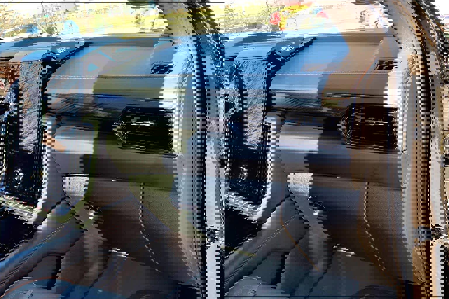 Used 2025 GMC Yukon XL AT4 w/ AT4 Premium Plus Package image 19