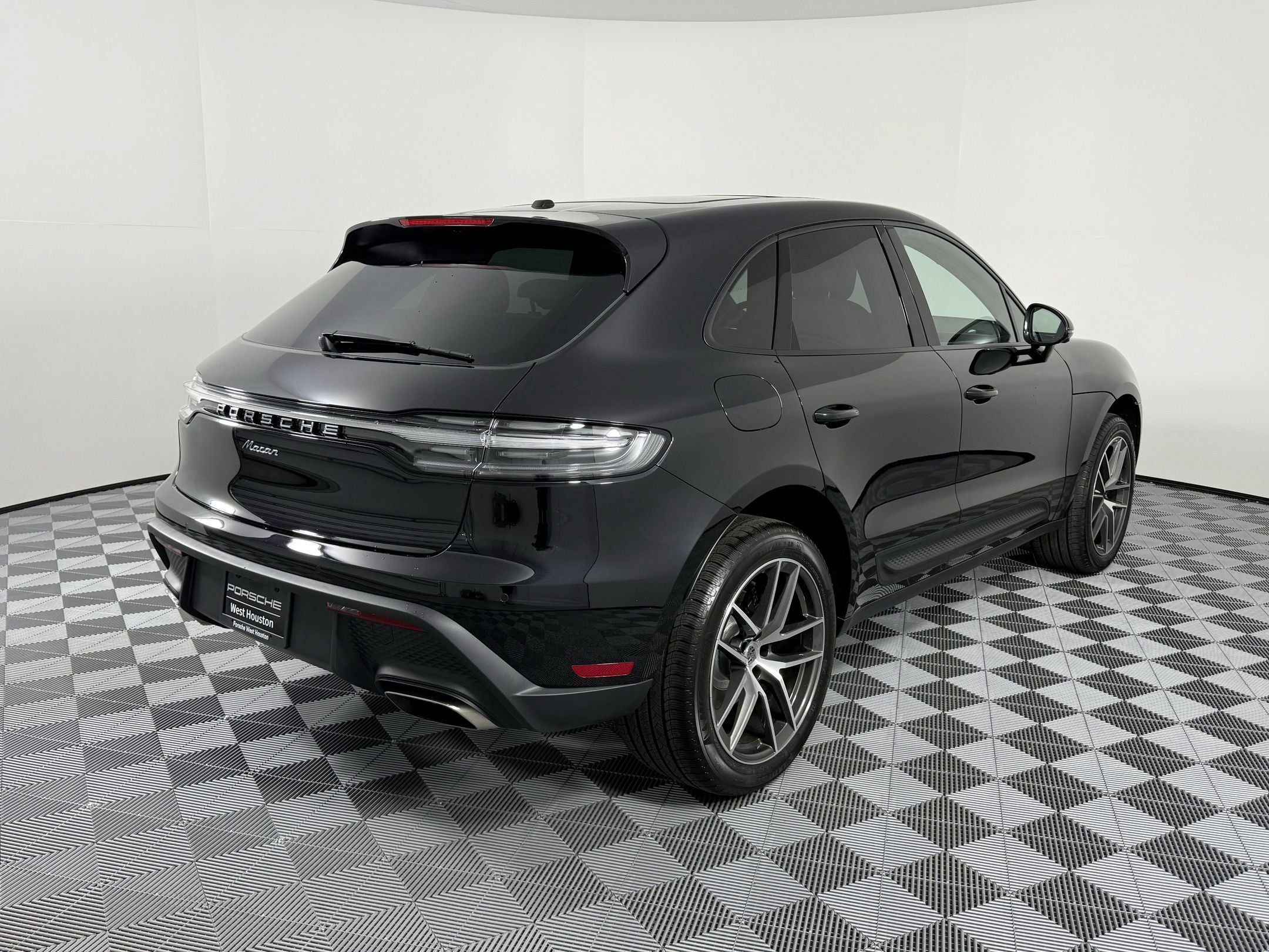 Certified 2026 Porsche Macan AWD/4WD image 9