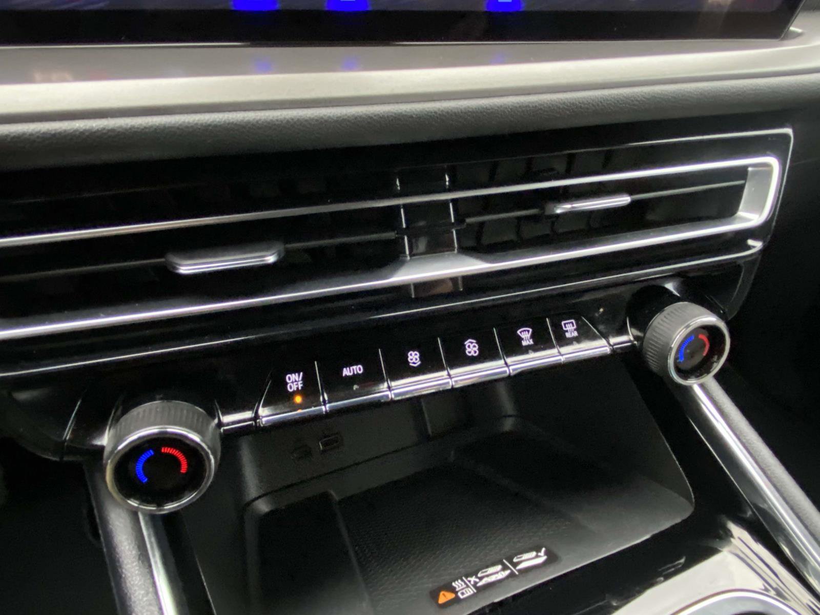 Used 2025 Chevrolet Traverse LT image 14