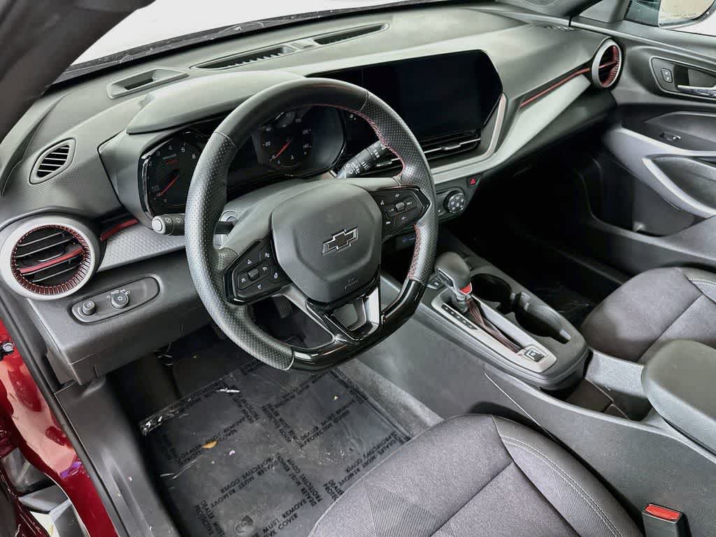 Used 2025 Chevrolet Trax RS FWD image 2