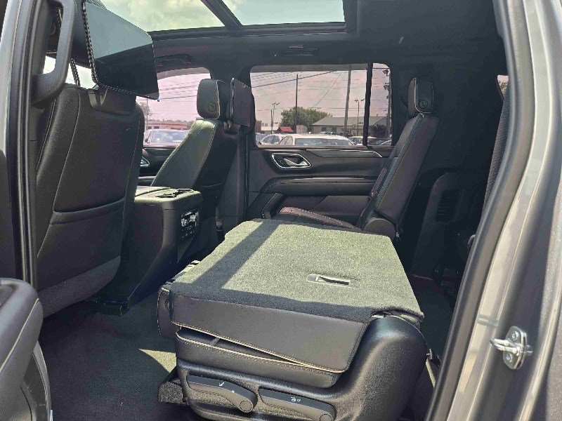 Used 2021 GMC Yukon XL SLT w/ SLT Premium Package image 13