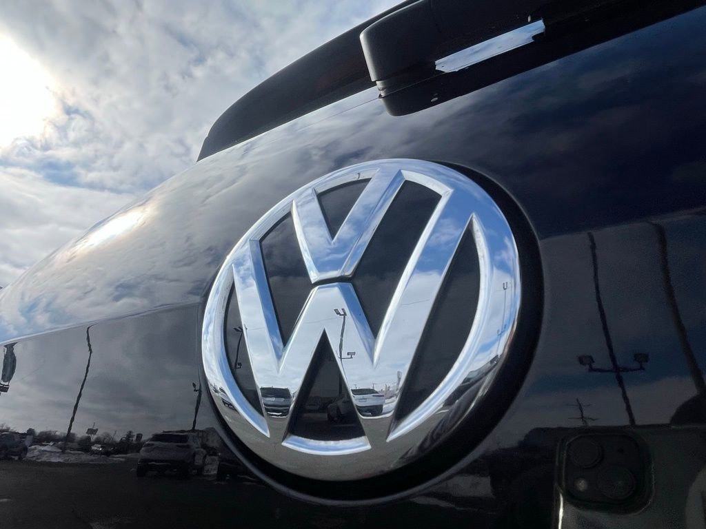 Used 2017 Volkswagen Golf R 4-Door image 11