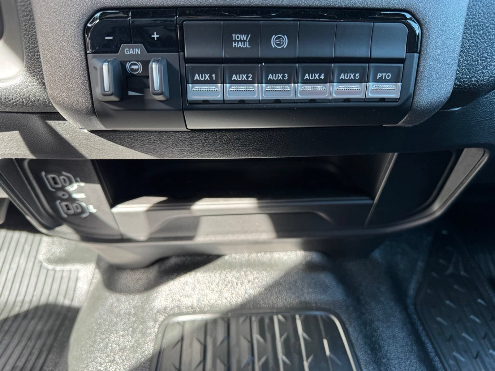 New 2027 RAM 4500 4x4 Crew Cab DRW w/ Laramie Trim Package image 22