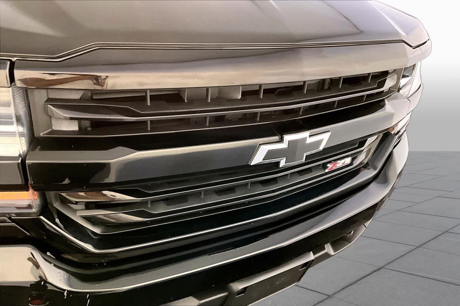 Used 2017 Chevrolet Silverado 1500 LT w/ Midnight Edition AWD/4WD image 32