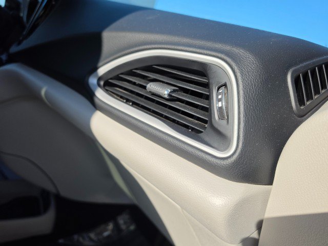 Used 2024 Chrysler Pacifica Touring-L FWD image 14