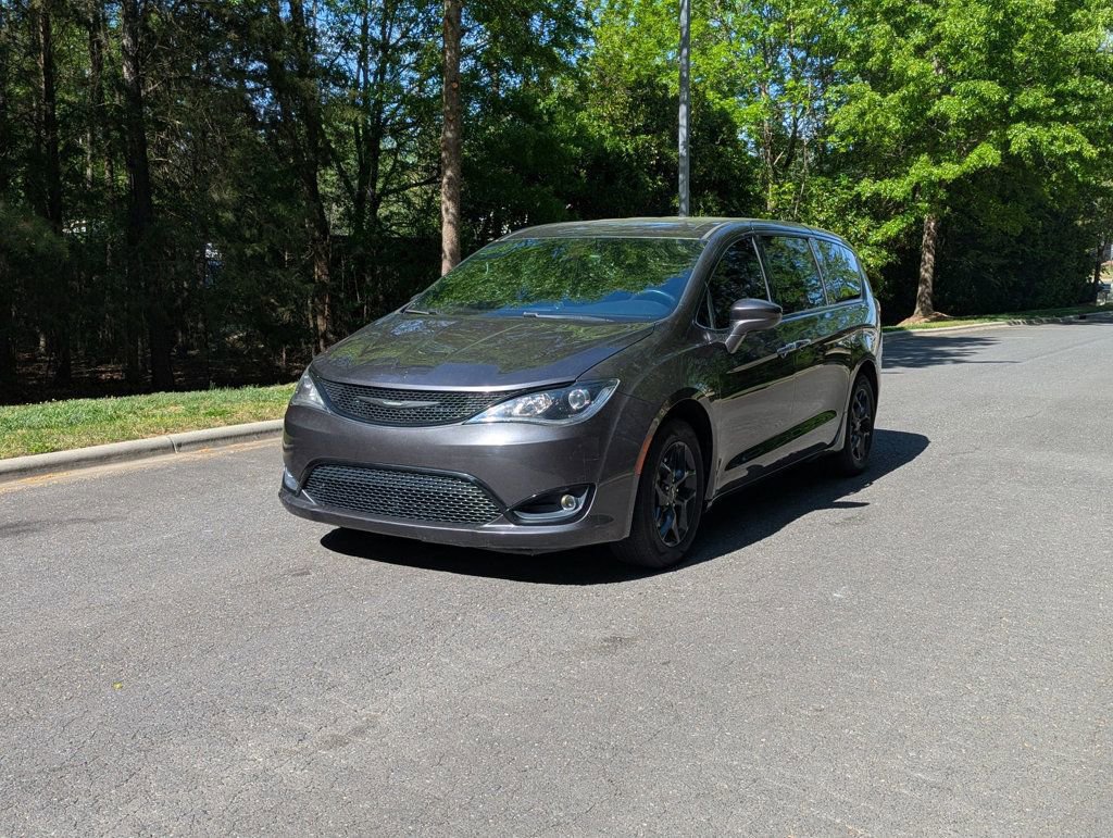 Used 2017 Chrysler Pacifica Touring-L w/ 13 Speaker Alpine Sound Group FWD image 2