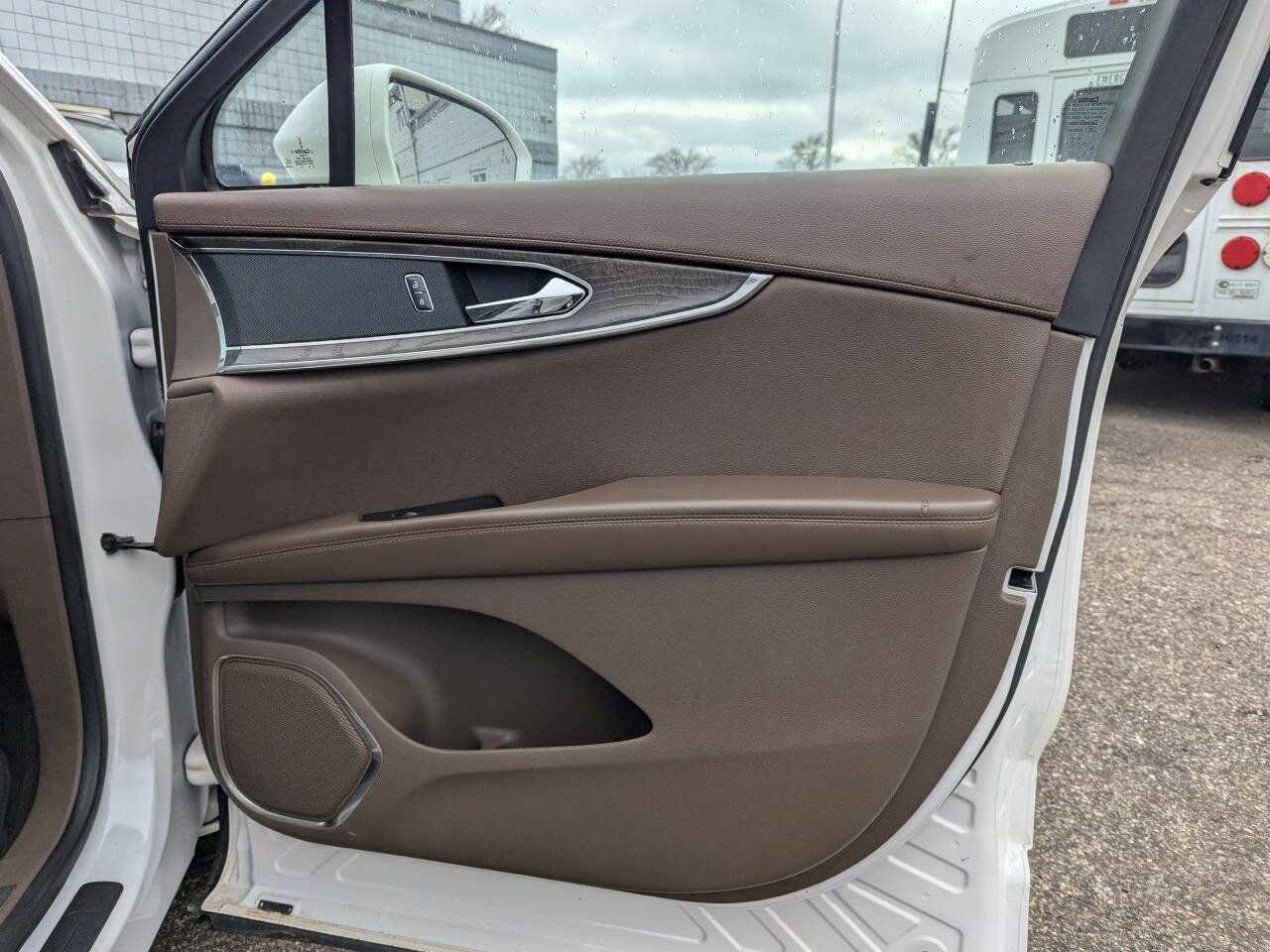 Used 2017 Lincoln MKX Reserve w/ Driver Assistance Package image 8