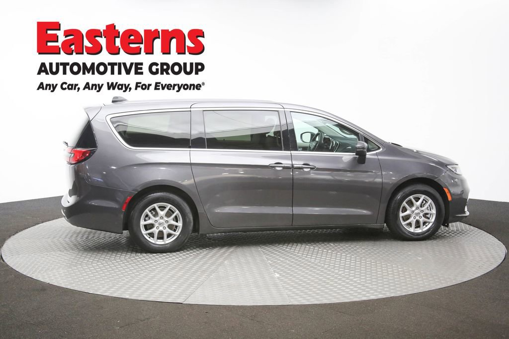Used 2023 Chrysler Pacifica Touring-L FWD image 43