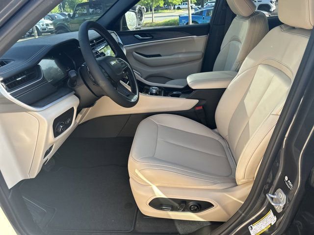 New 2025 Jeep Grand Cherokee Limited w/ Black Appearance Package image 9
