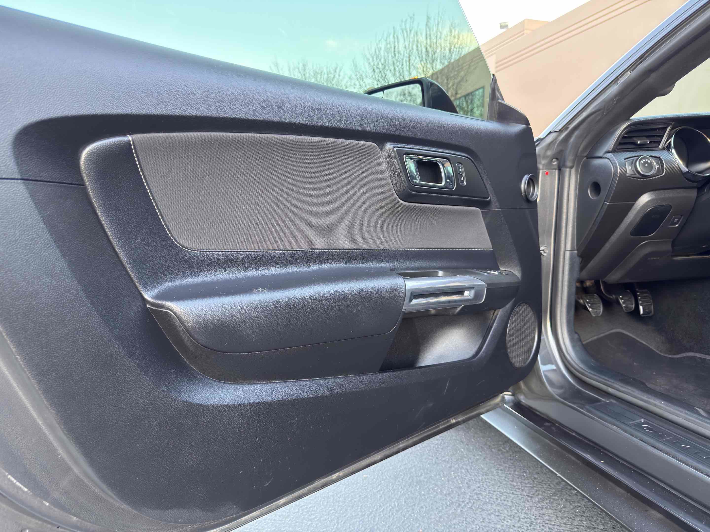 Used 2017 Ford Mustang Coupe RWD image 26
