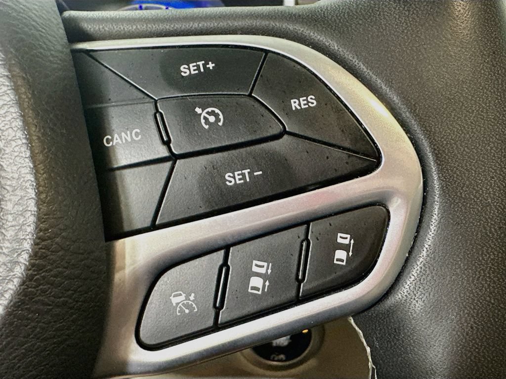 Used 2023 Chrysler Pacifica Limited FWD image 27