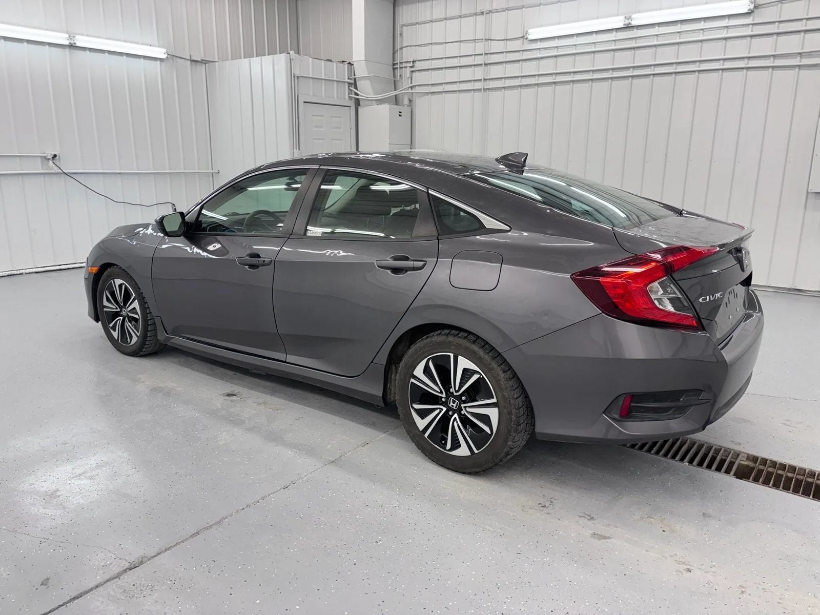 Used 2018 Honda Civic EX-T image 3