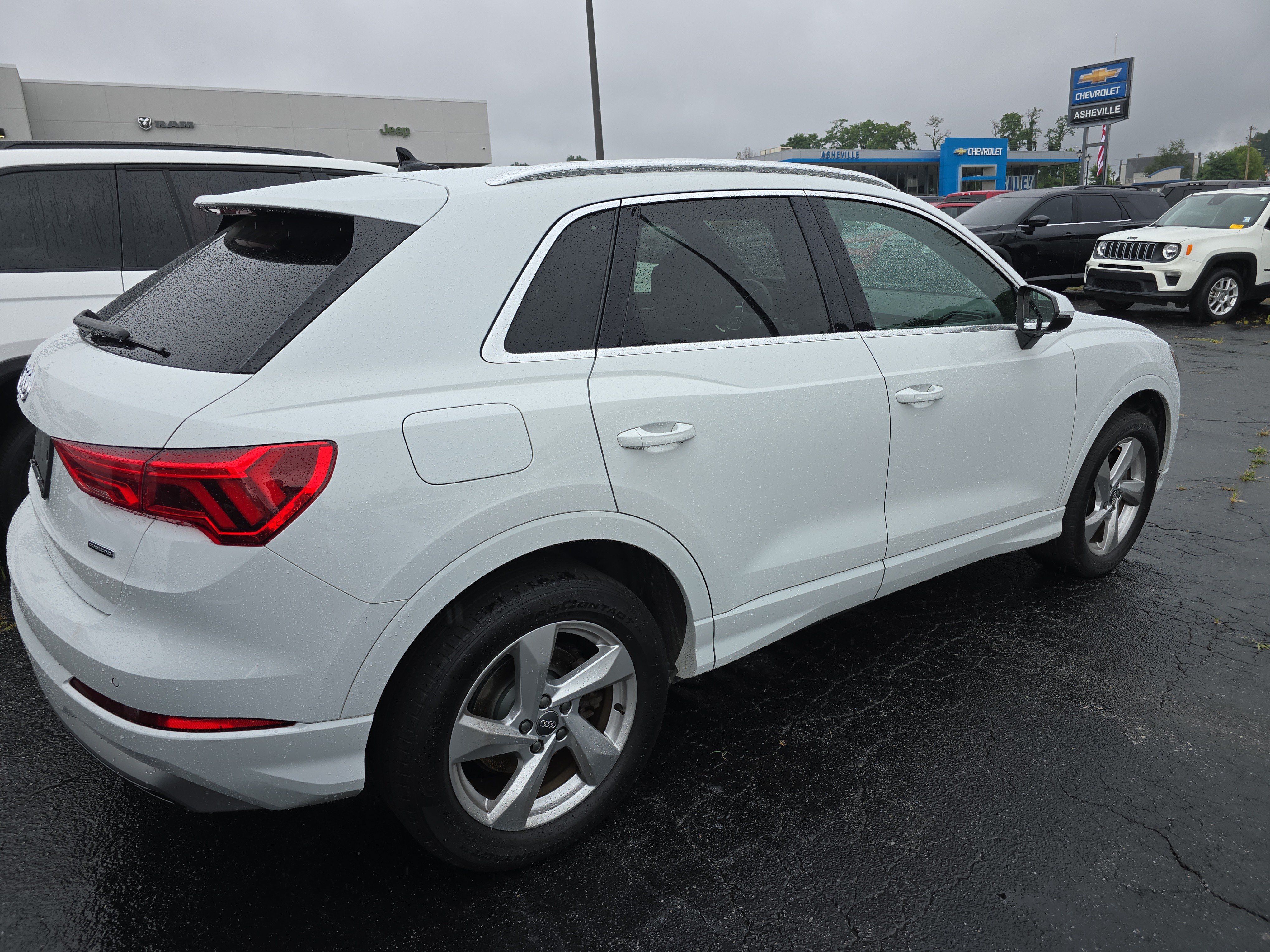 Used 2020 Audi Q3 2.0T Premium w/ Convenience Package AWD/4WD image 2