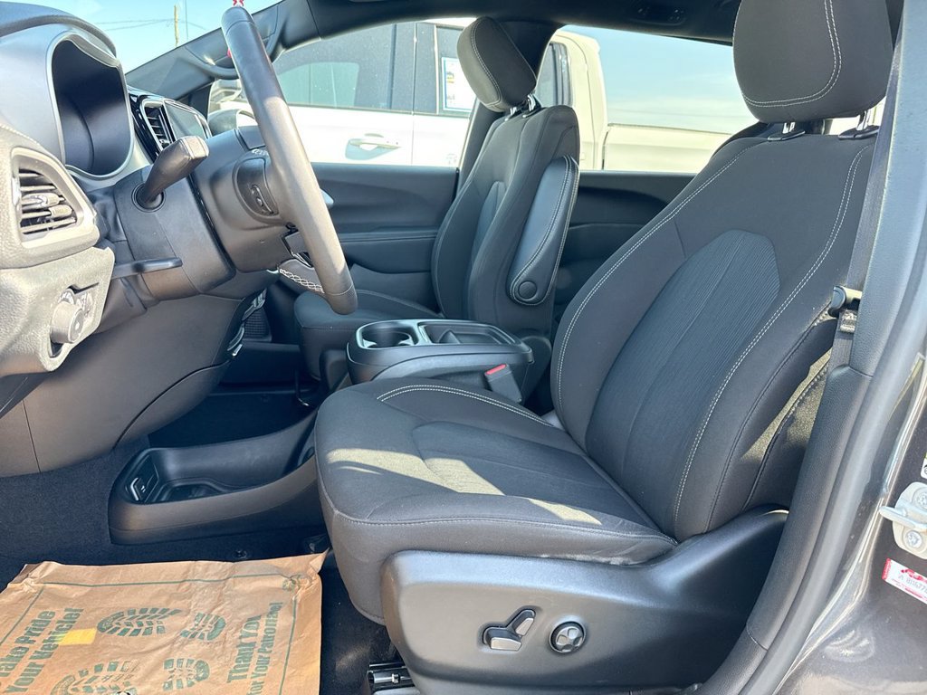 Used 2023 Chrysler Pacifica Touring FWD image 9