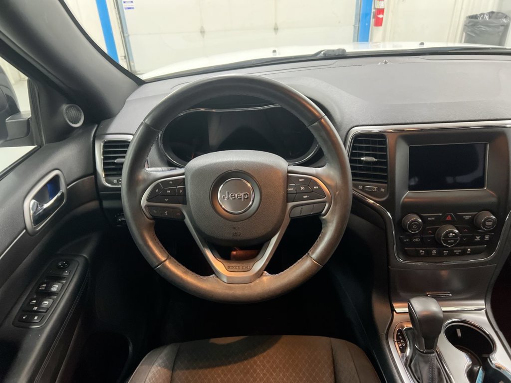 Used 2018 Jeep Grand Cherokee Laredo AWD/4WD image 11