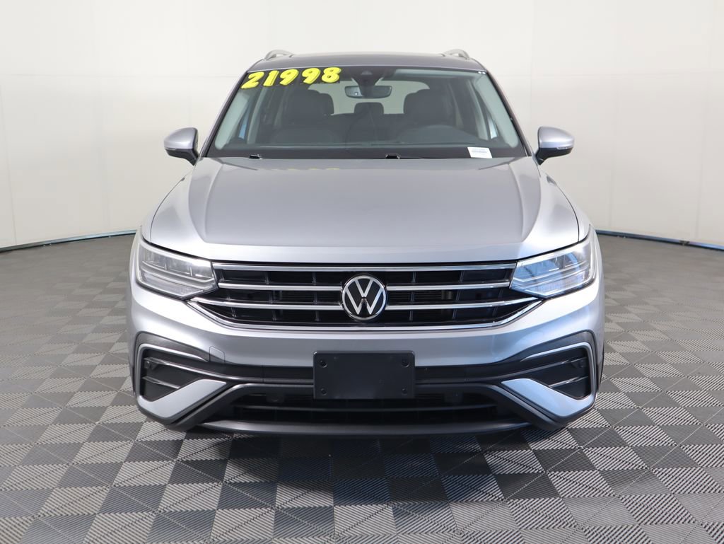 Used 2022 Volkswagen Tiguan SE w/ Panoramic Sunroof Package image 2