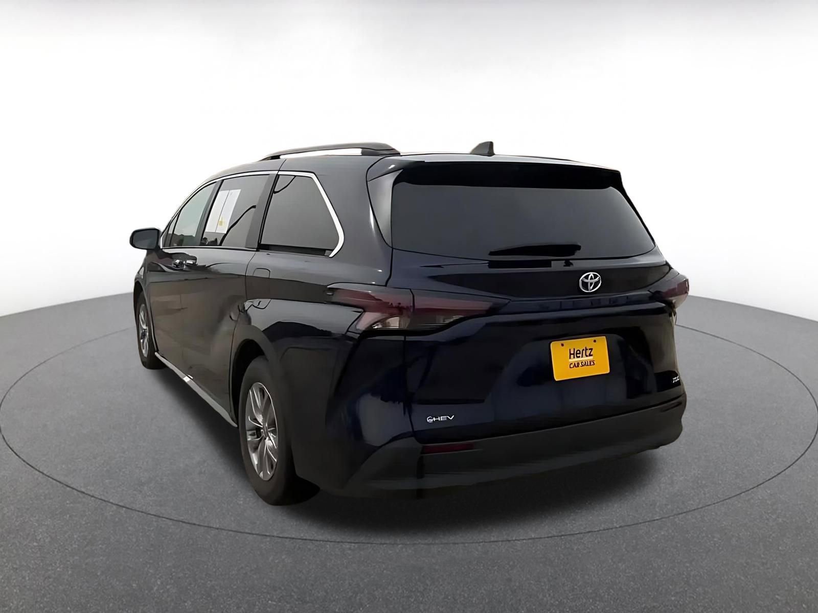 Used 2025 Toyota Sienna XLE FWD image 11