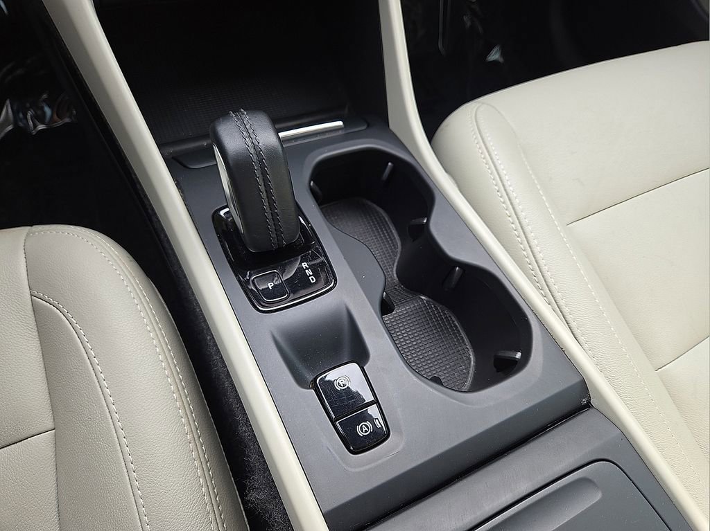 Certified 2021 Volvo XC40 T5 Momentum image 30