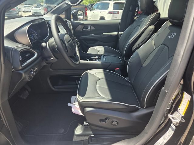 New 2027 Chrysler Pacifica Limited w/ S Appearance Package FWD image 3