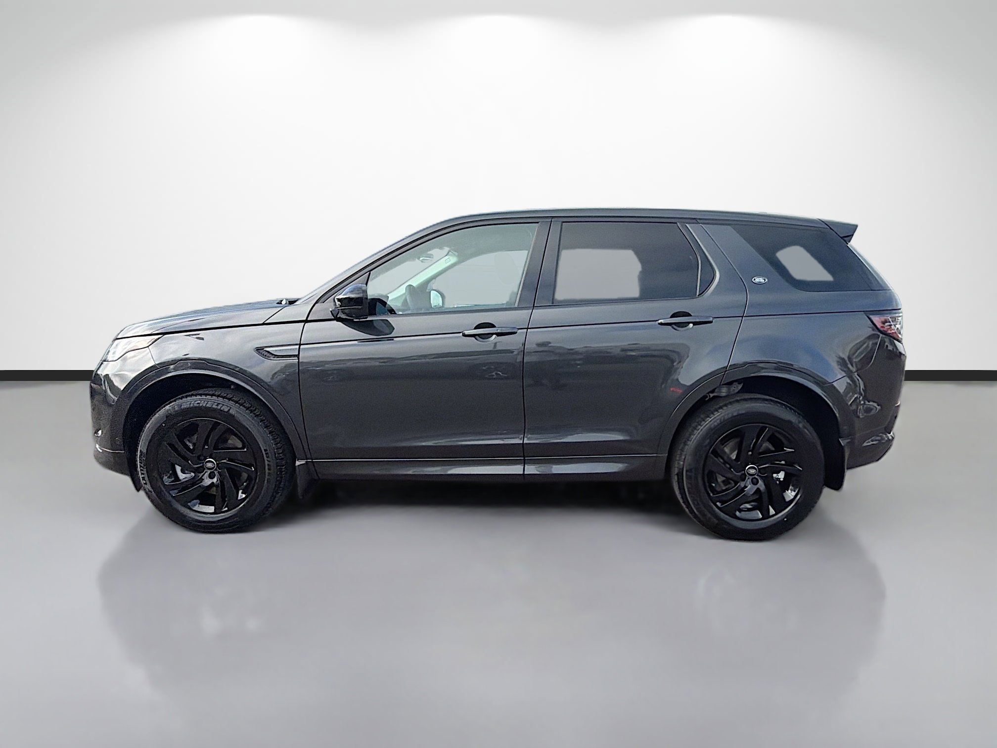 Used 2025 Land Rover Discovery Sport S image 2