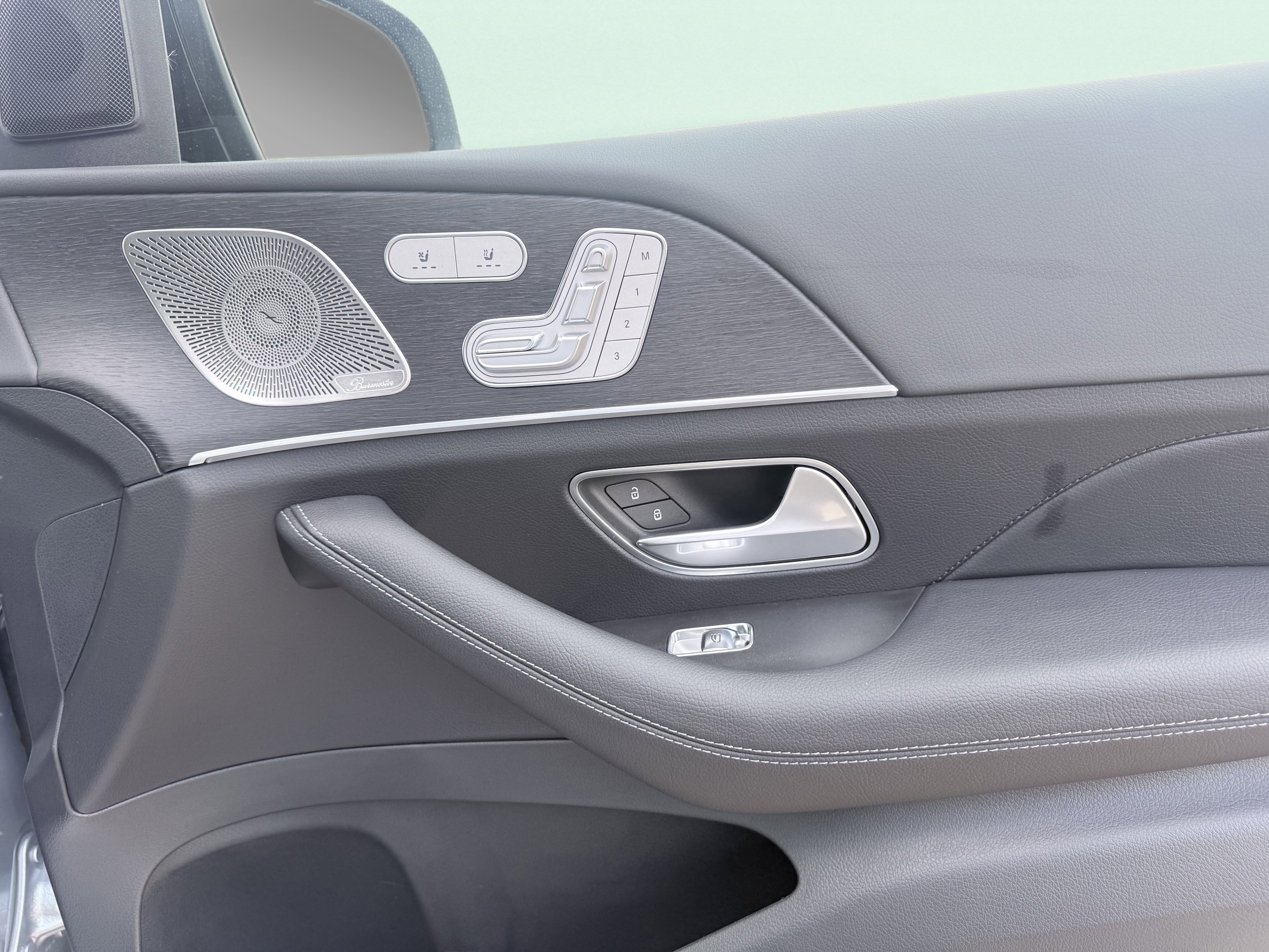 Used 2025 Mercedes-Benz GLE 450e 4MATIC w/ AMG Line Exterior image 28