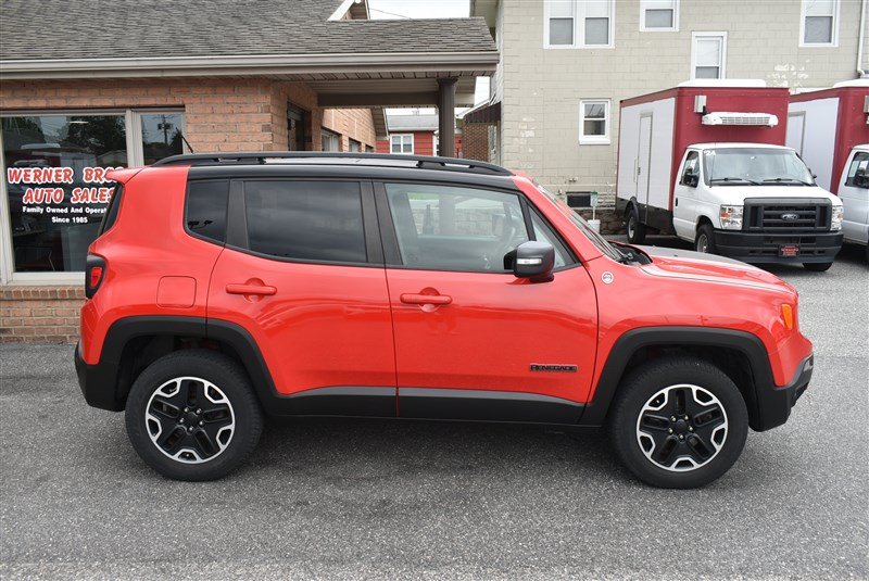 Used 2017 Jeep Renegade Trailhawk AWD/4WD image 2