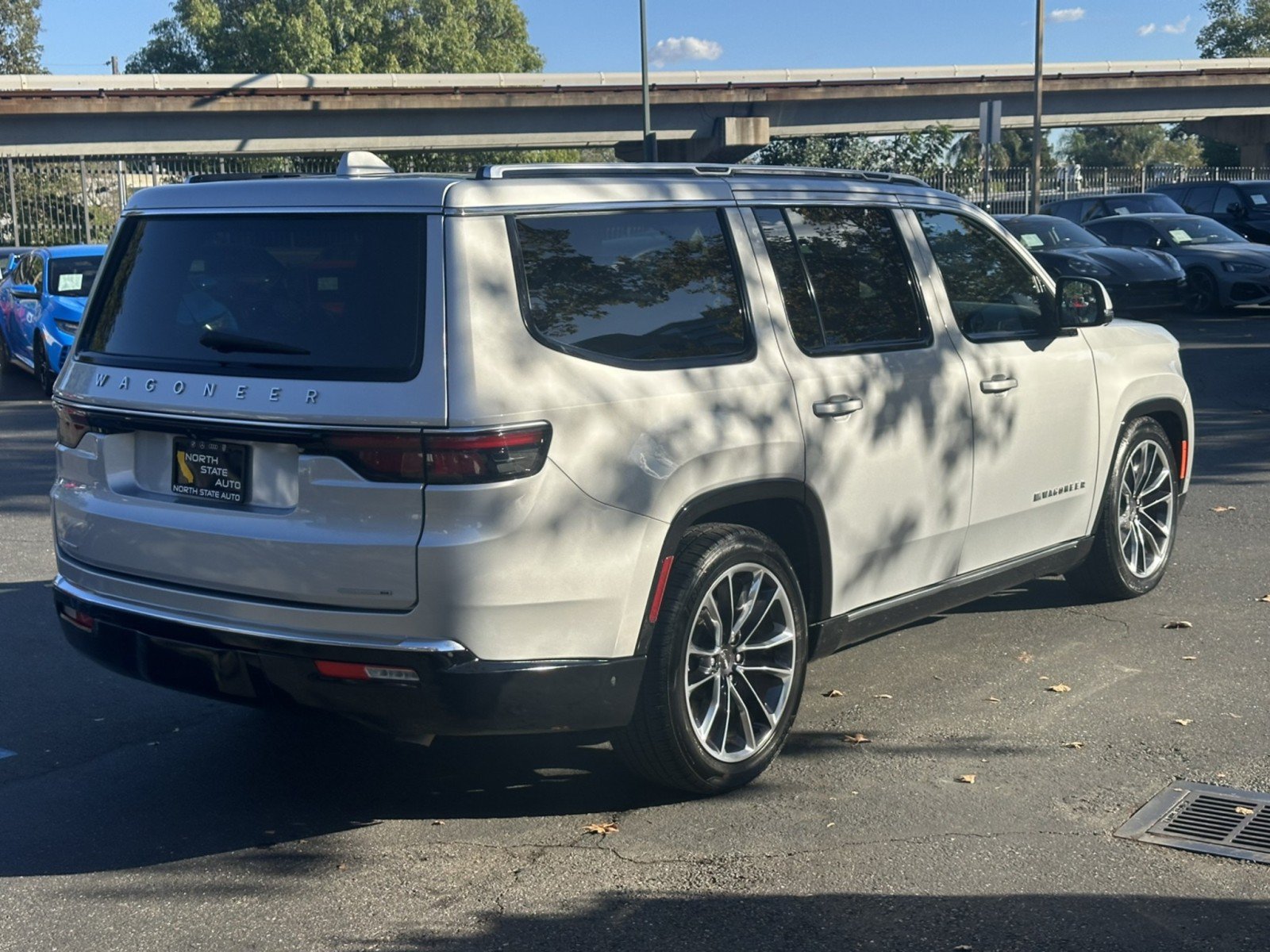 Used 2022 Jeep Wagoneer Series III w/ Premium Group I AWD/4WD image 8
