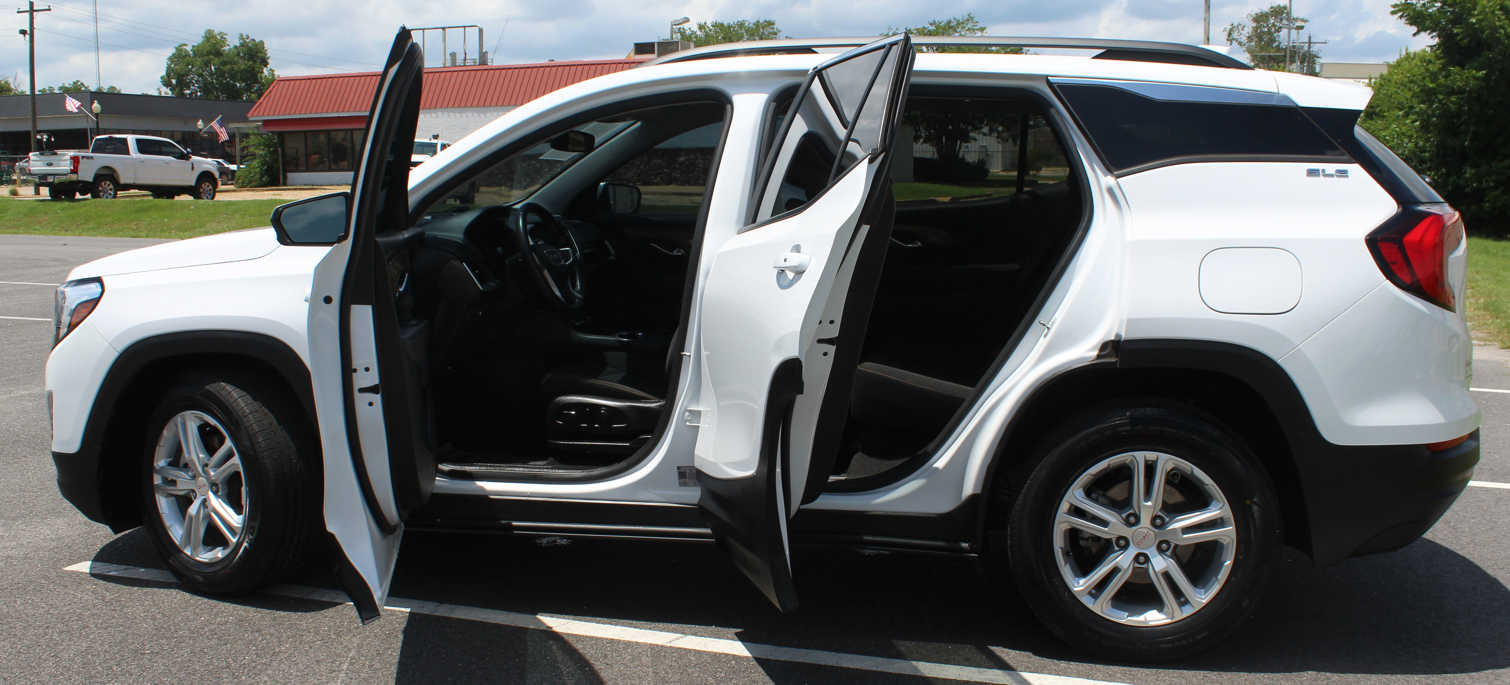 Used 2021 GMC Terrain SLE w/ Driver Convenience Package image 4