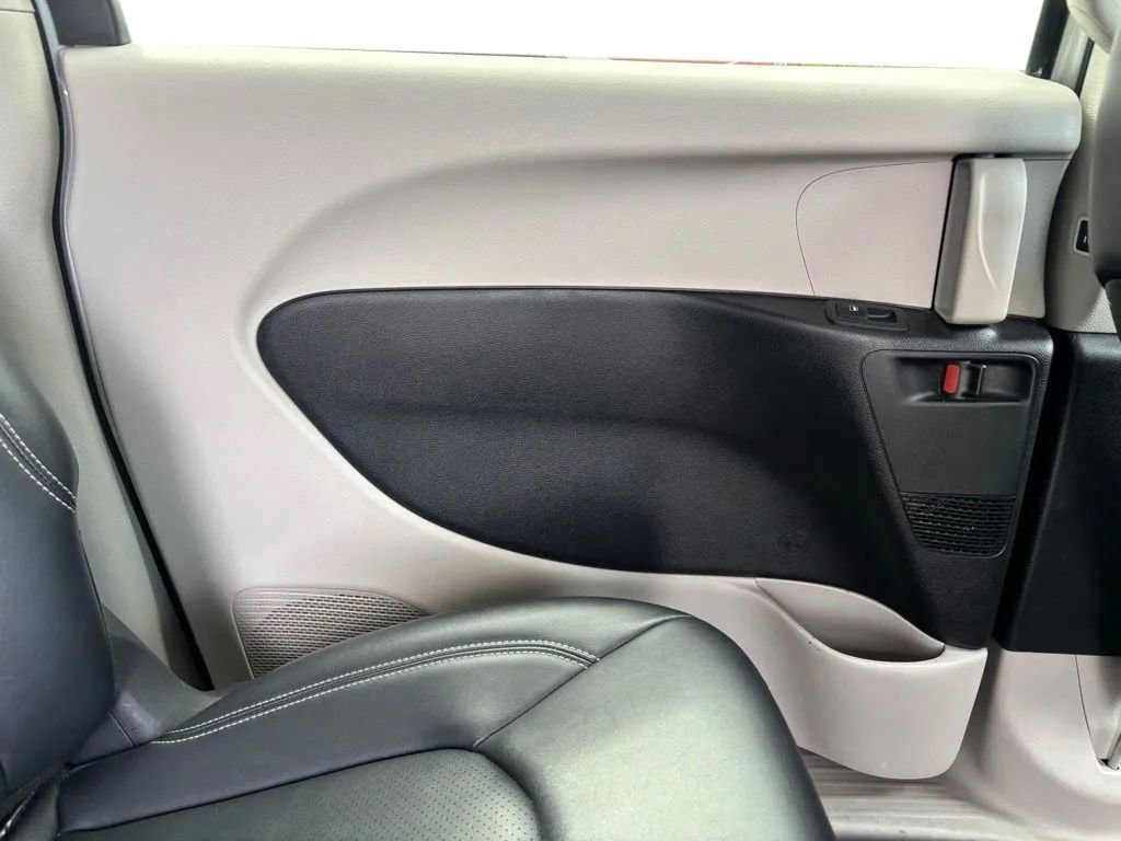 Used 2024 Chrysler Pacifica Limited FWD image 29