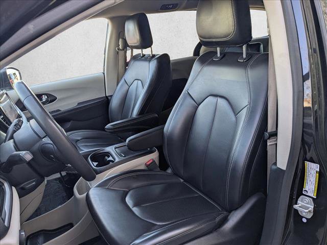 Used 2023 Chrysler Pacifica Touring-L image 15